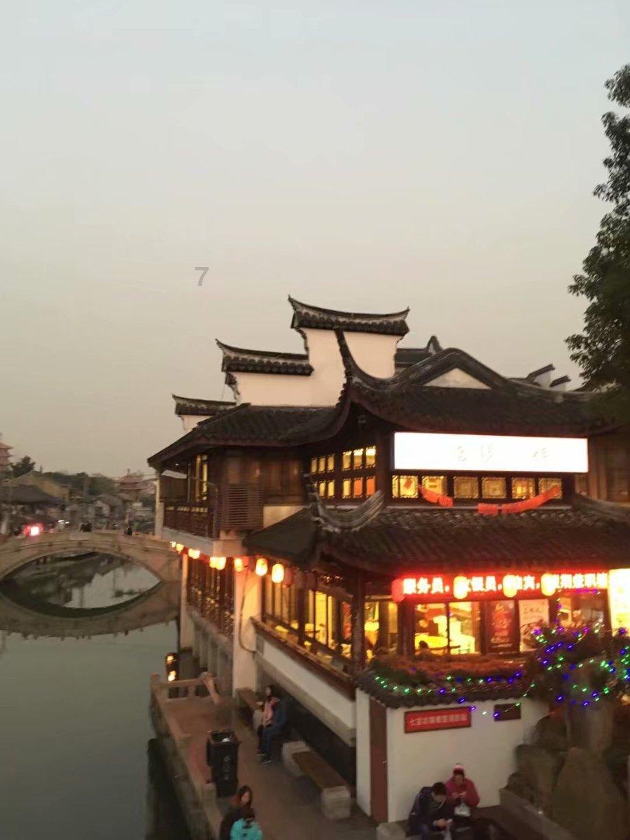 男子雪夜骑电动车摔倒路过女子下车救助为好心人点赞